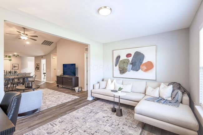 Building Photo - 25 Glade Lp