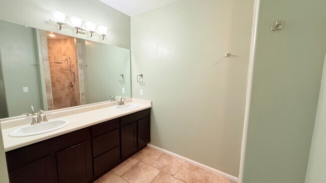 Building Photo - Modern comfort in Del Rey Estates