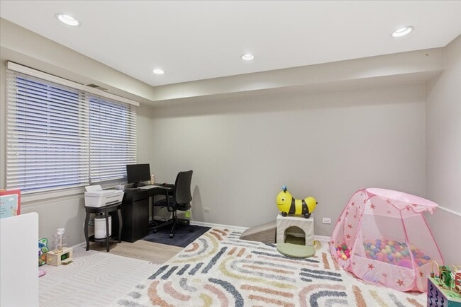 Building Photo - 2140 N Winchester Ave