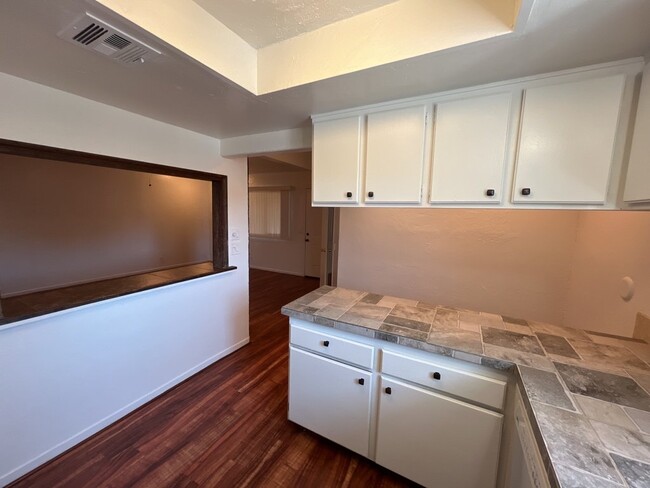 Building Photo - Centrally located lovely 2 bedroom 1 bathr...