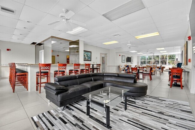 Building Photo - 336 N Birch Rd