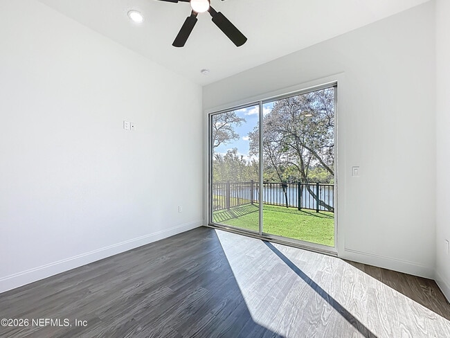 Building Photo - 2121 Broadwater Dr