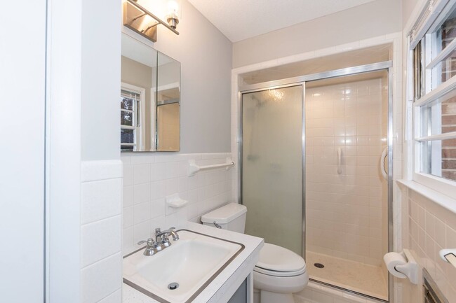 Building Photo - Beautiful Large Home in the Heart of Raleigh!