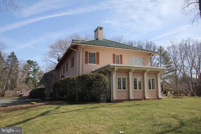 Building Photo - 3121 Sayre Dr