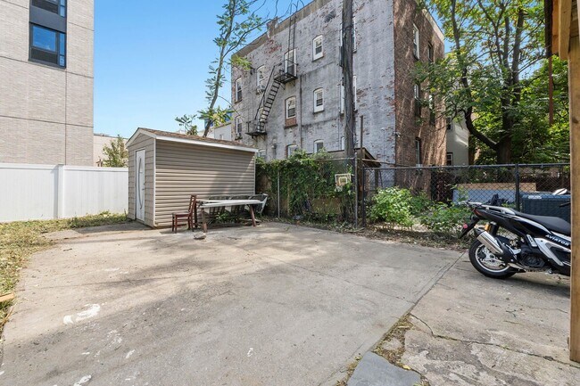 Building Photo - 110 Storms Ave