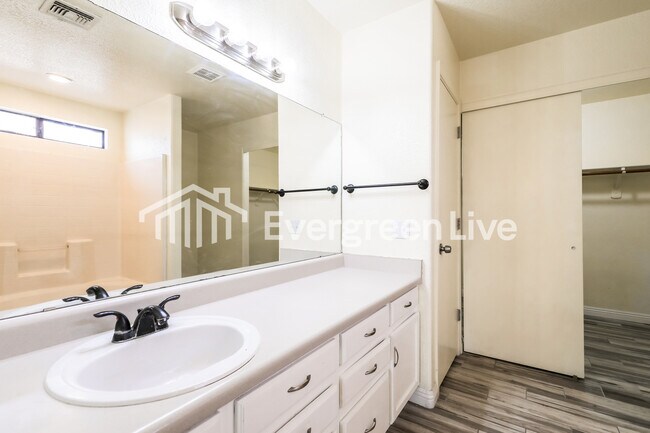 Building Photo - 1462 W Breakwell St