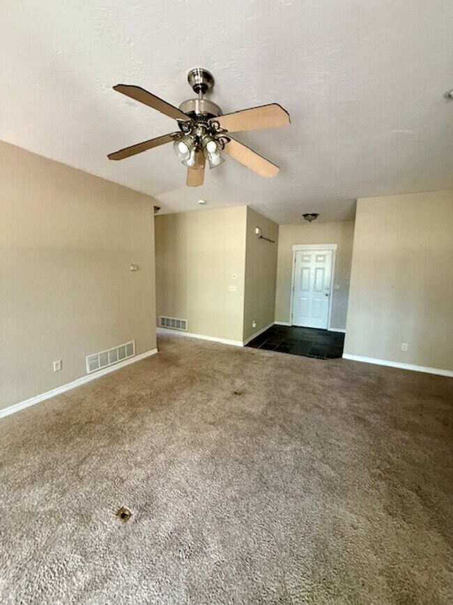 Building Photo - Beautiful 3 Bedroom 2 Bathroom House  **2 Weeks Free Rent**