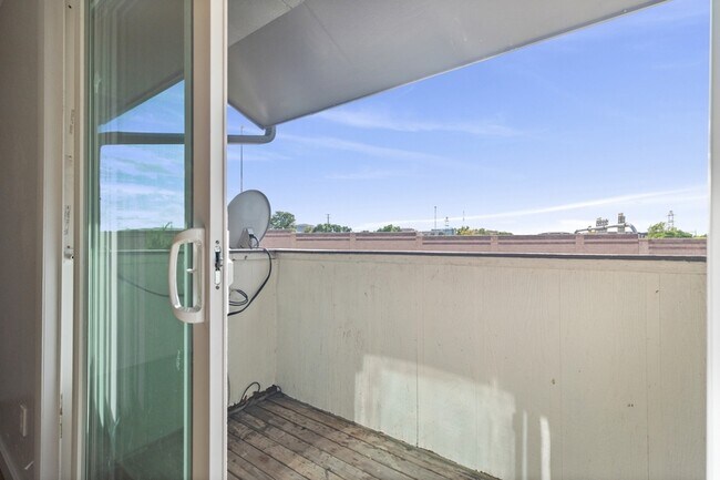 Building Photo - 2250 Billings St