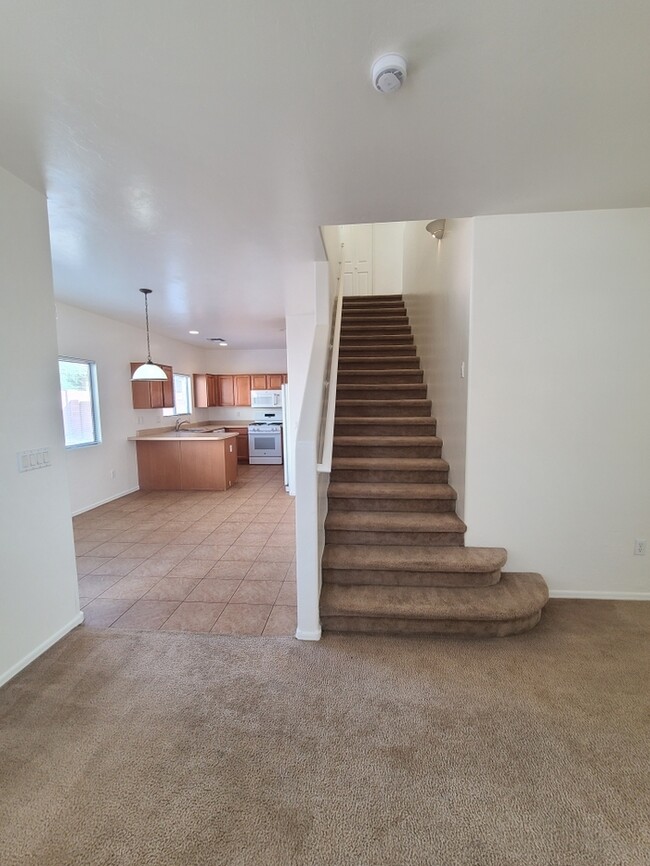 Building Photo - Beautiful 4-bedroom 3-bathroom - GREAT LOC...