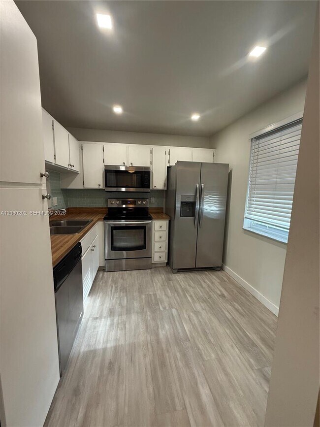 Building Photo - 8750 Royal Palm Blvd
