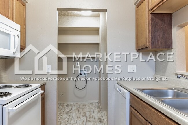 Building Photo - 404 E Texas Dr