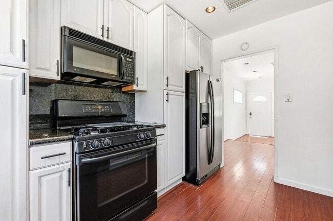 Building Photo - 5874 Zelzah Ave