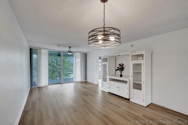 Building Photo - 9470 Poinciana Pl