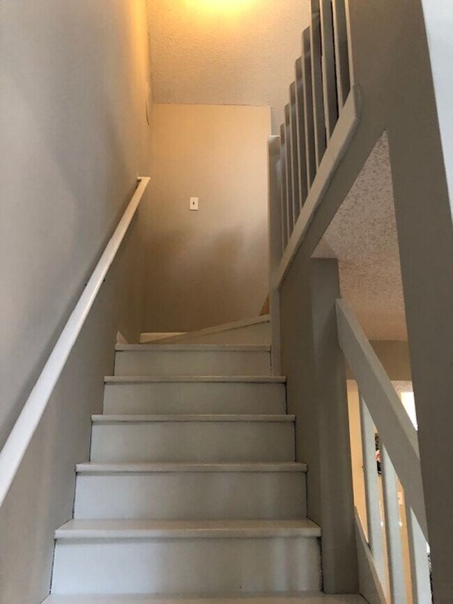 Building Photo - WILLOW CREEK POINTE