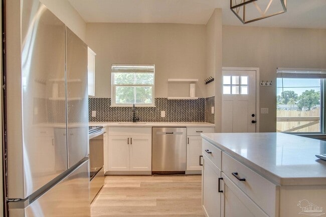 Building Photo - 203 S L St