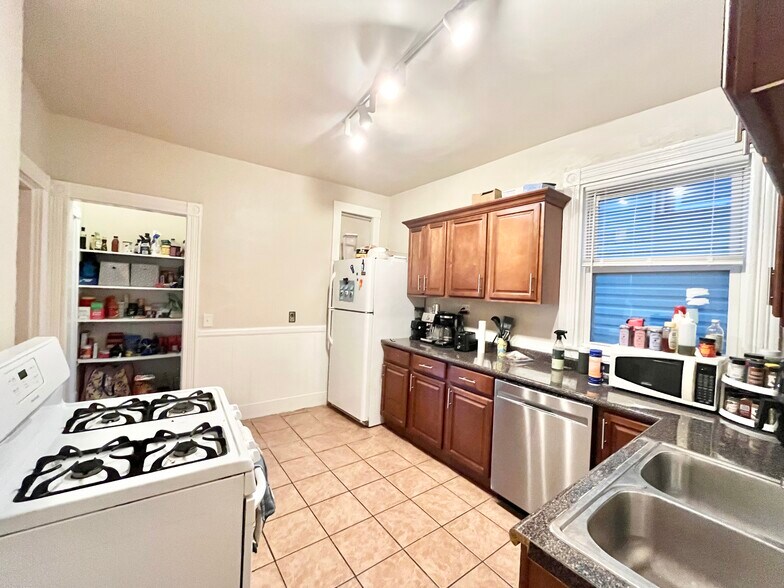 Building Photo - 5 Sachem St