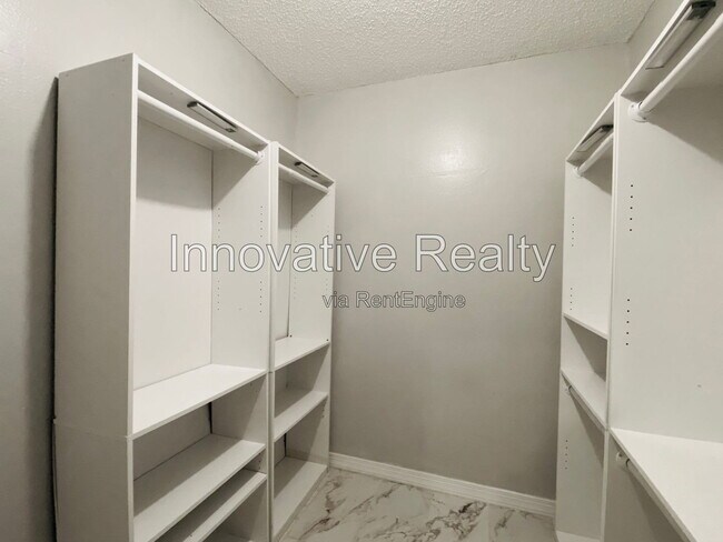 Building Photo - 6400 Lake Horseshoe Dr