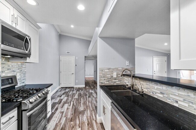 Building Photo - "Chic 3-Bed Townhouse with Granite Countertops on West Flamingo Road, Las Vegas!"