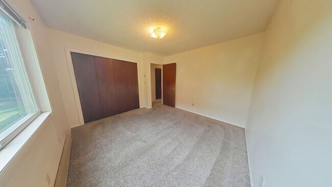 Building Photo - 2Bed 1Bath with Carport! Walk to MSU