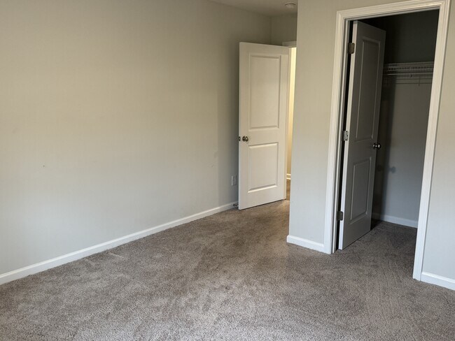 Building Photo - 424 Kohn Dr