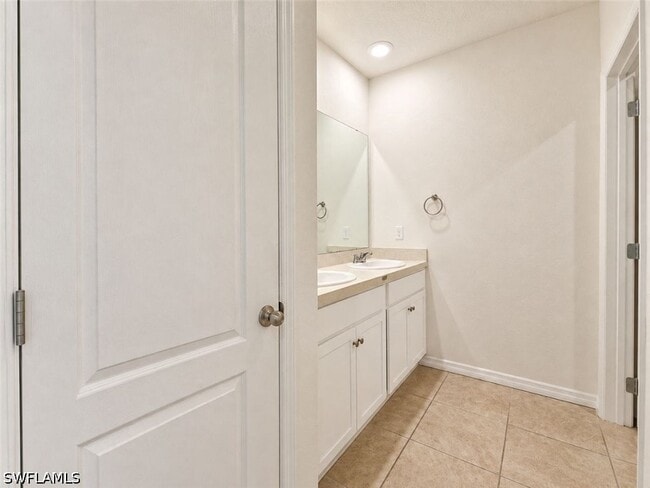 Building Photo - 2736 Dumont Ln