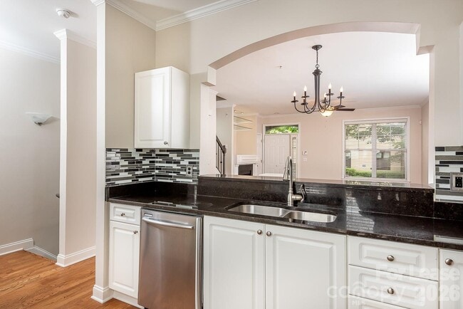 Building Photo - 206 S Cedar St