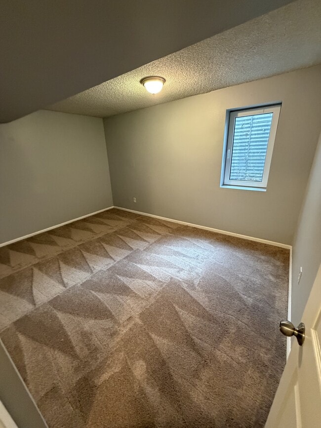 Building Photo - 5025 E Weaver Ave