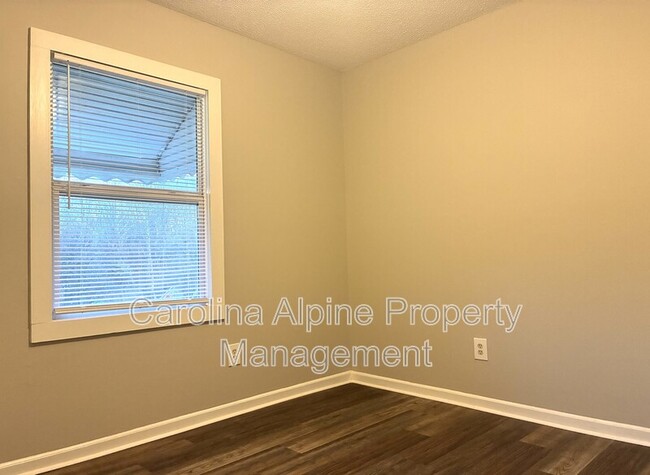 Building Photo - 601 Dundeen Dr