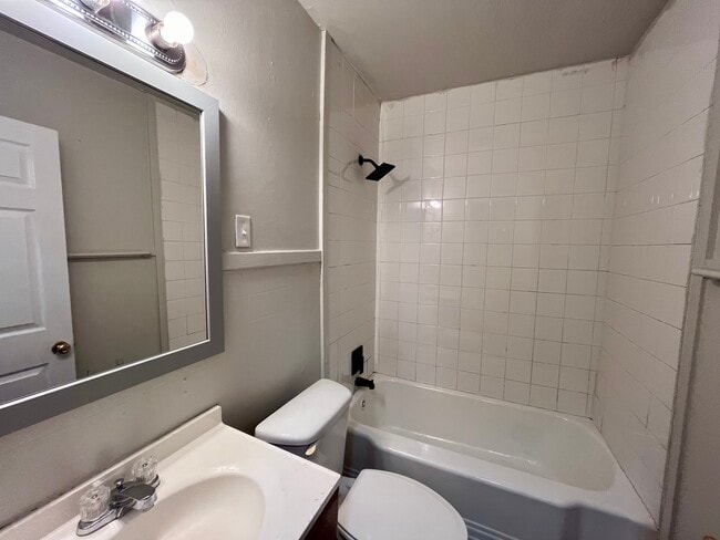 Building Photo - 132 King St