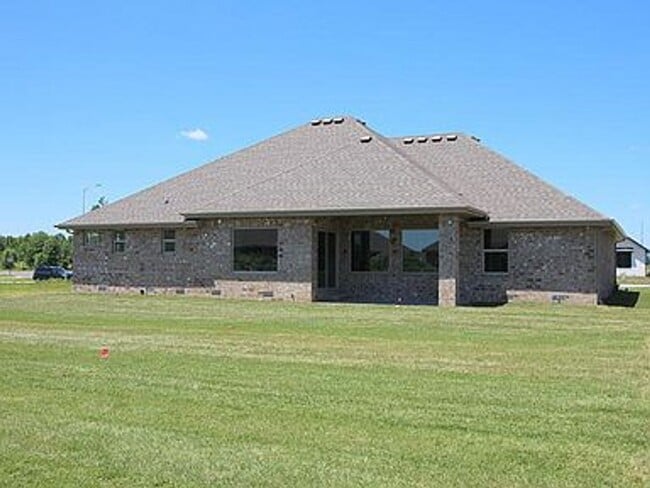 Building Photo - All Brick, 3 bedrooms AND 3 car garage