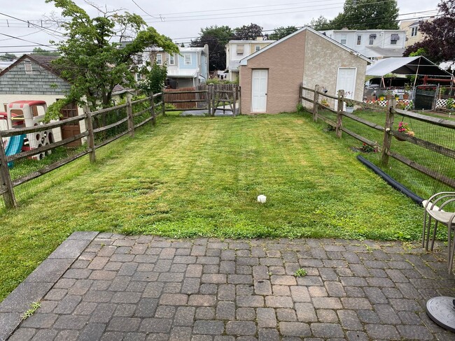 Building Photo - 3BR Twin Home | Hardwood Floors • Fenced Yard • Garage • W/D Included