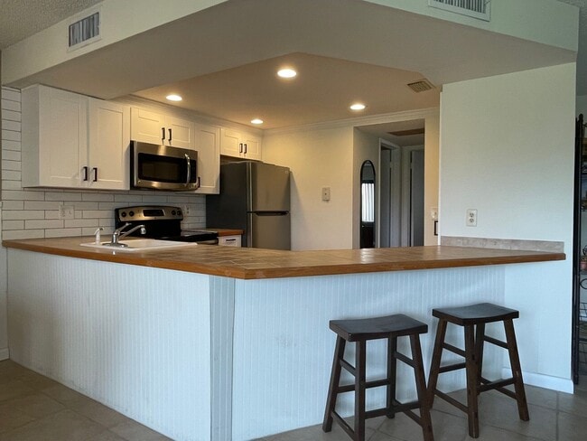 Building Photo - Short Term Rental Near Beach