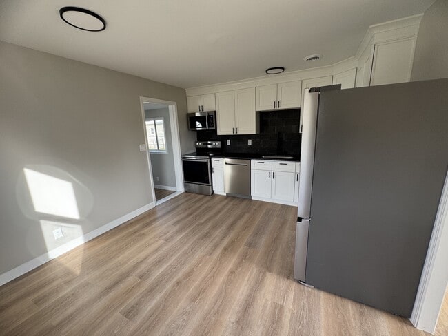 Building Photo - 580 Edgewood Dr