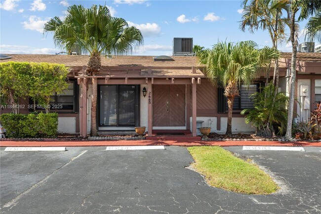 Building Photo - 2665 Parkview Dr S