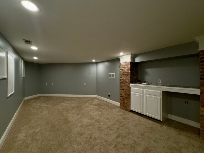 Building Photo - Charming 2Bed/2.5Bath in Washington Vilage - Extra Space in the Basement