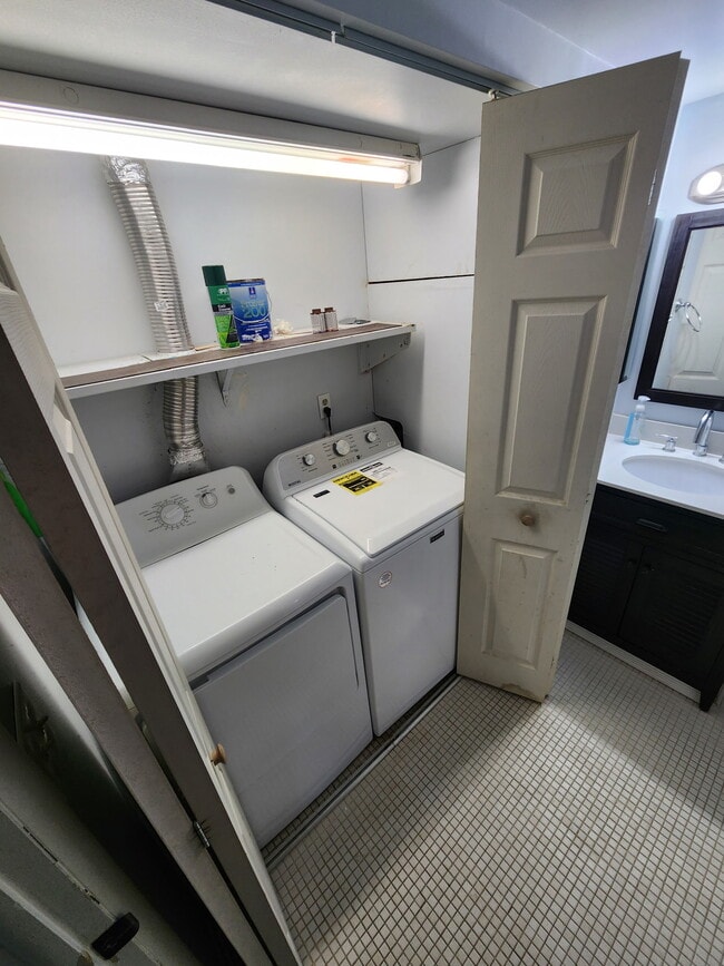 Building Photo - 1472 W Chateau Vert