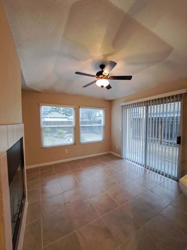 Building Photo - Stunning Large 4 Bedroom Home! Located Near Cedar & Nees!