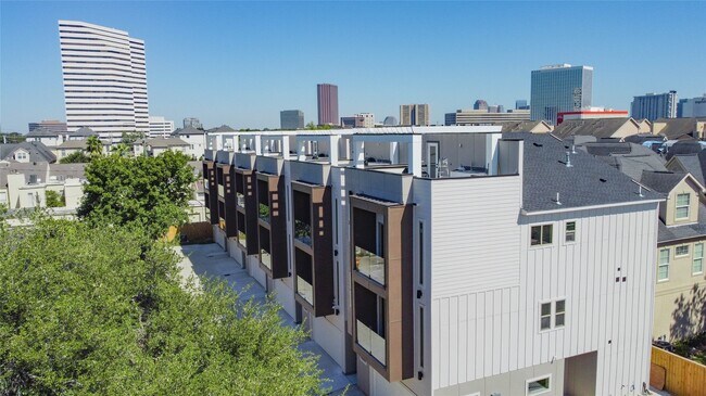 Building Photo - 5640 Dolores St