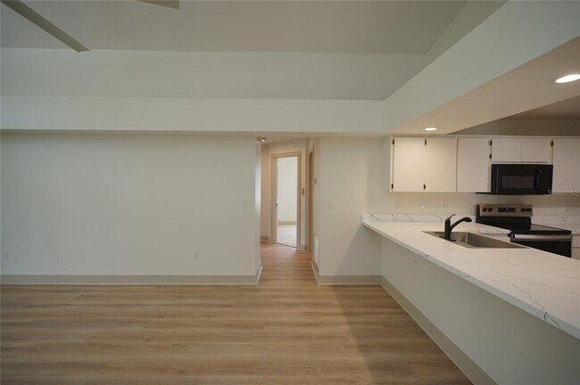 Building Photo - 1714 Staysail Dr