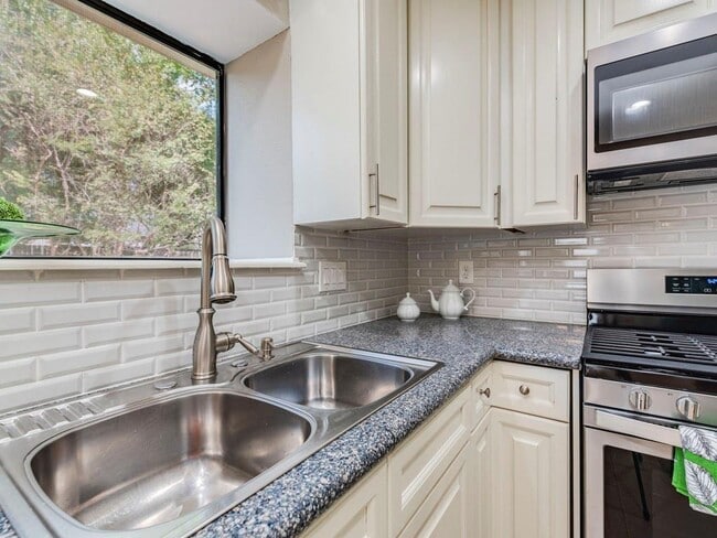Building Photo - 12328 Thompkins Dr