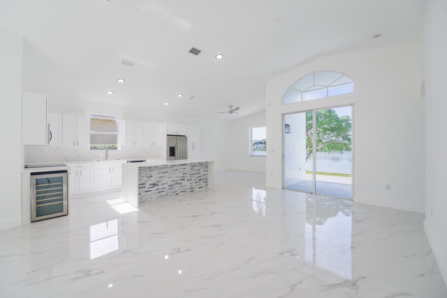 Building Photo - 5290 SW 134th Ave