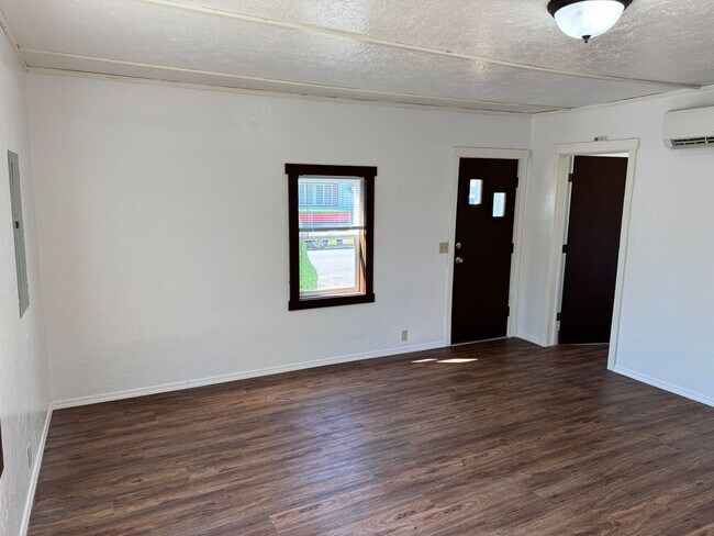 Building Photo - Charming 2-bedroom, 1-bath home in Cottage Grove!