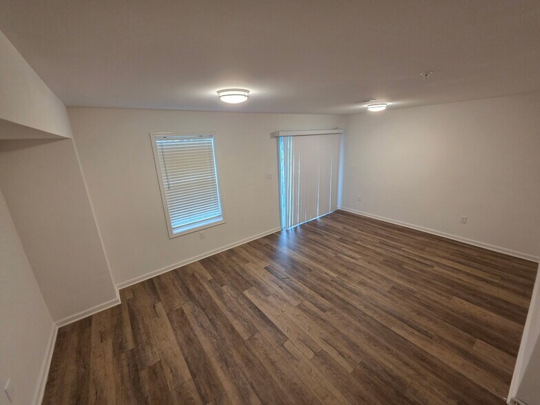 Building Photo - 321 Avon Dr