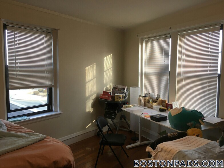 Building Photo - 349 Pleasant St