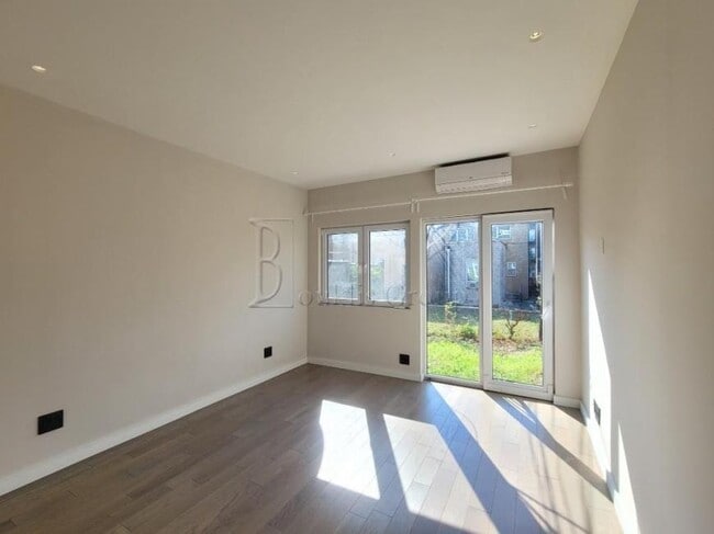 Building Photo - 3 bedroom in ASTORIA NY 11103