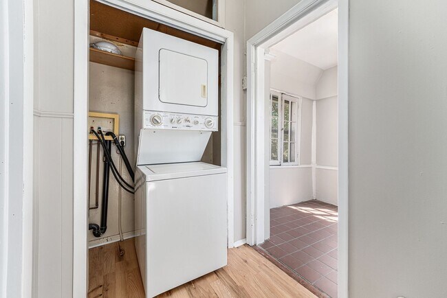 Building Photo - Charming 2 Bed 1.5 Bath in West Wash Park!