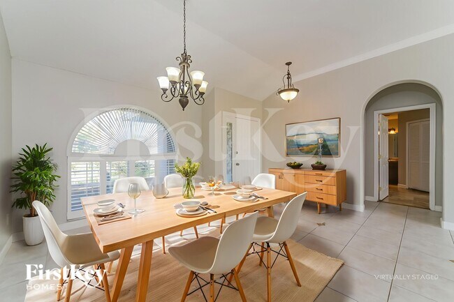 Building Photo - 3600 Molona Dr