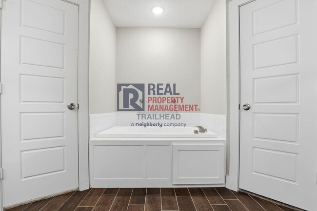 Building Photo - Spacious 3 Bedroom Home in Gated Canyon Creek