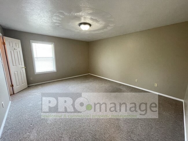 Building Photo - 3 Bed / 2.5 Bath Town Home w/ 2 Car Garage...