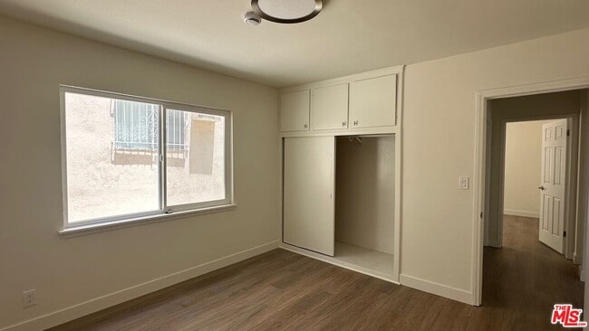 Building Photo - 517 S Kenmore Ave